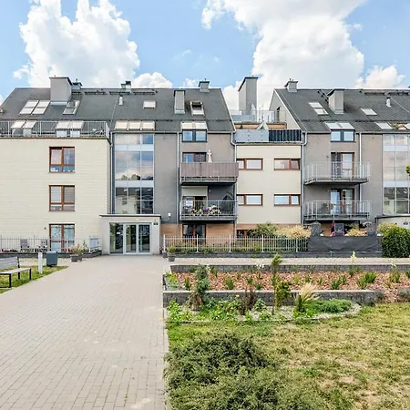 Exceptional With Charming Garden And Parking By Renters Lägenhet *